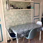 Welcome In The Cozy Blue Nest Pedestrian Μεντόν