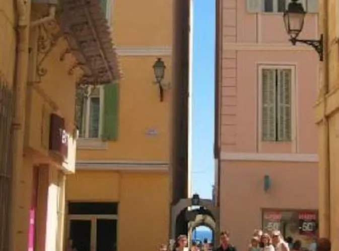 Welcome In The Cozy Blue Nest Pedestrian