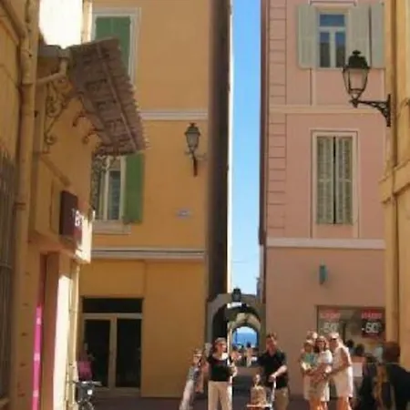 Welcome In The Cozy Blue Nest Pedestrian