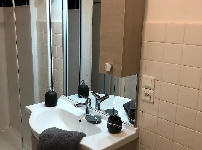 Welcome In The Cozy Blue Nest Pedestrian *